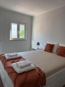 比索达雷加Casa Carvalho的一间卧室，有一张大床，床上有两条毛巾 更多24张照片