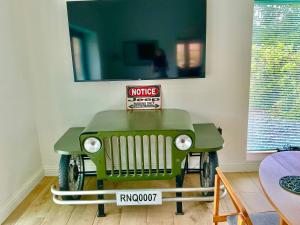 TV a/nebo společenská místnost v ubytování The Jeep House in the Area of Outstanding Natural Beauty