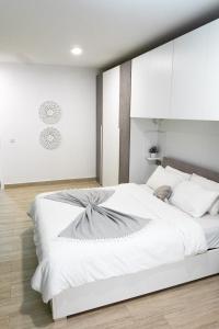 Postel nebo postele na pokoji v ubytování DIoOr luxurious Suites + 27 fotografií