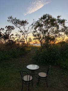 two chairs and a table and two tables and chairs at Vintage Nest by the Sea in Saraiķi
