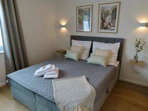a bedroom with a bed with towels on it at Home & Apart - Apartment mit Stil & Wohlfühlambiente in Oldenburg