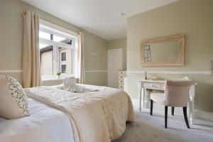 a bedroom with a bed and a desk and a window at Great location in Lincoln beautiful house for families and contractors in Lincoln