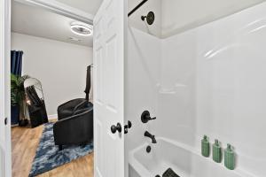 Koupelna v ubytování Sleeps 24 - By DT & UGA - 2 Game Rooms, 4 King Beds