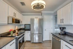 Η κουζίνα ή μικρή κουζίνα στο Suwannee River Retreat Dock and Screened Porch!