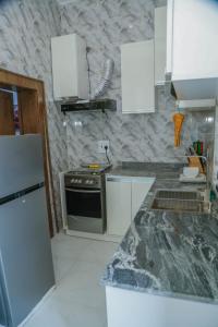 Kuchyň nebo kuchyňský kout v ubytování The Clifford Apartment Owerri