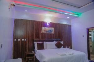 Postel nebo postele na pokoji v ubytování The Clifford Apartment Owerri + 13 fotografií