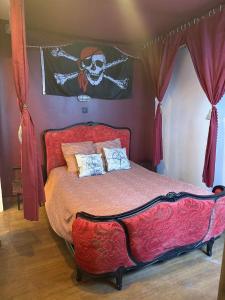 卢尔德Le Corsaire的卧室配有一张壁挂头骨画的床 更多11张照片
