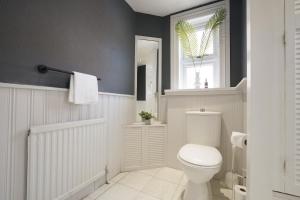a bathroom with a white toilet and a window at Great location in Lincoln beautiful house for families and contractors in Lincoln +35 photos