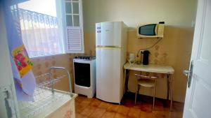 Una pequeña cocina con nevera y fregadero. en Apartamento no Centro Histórico-2, en São João del Rei 8 fotos más