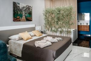 a bedroom with a bed with towels on it at Geranium B&B in Bitonto