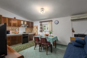 マリンスカにあるBeach House Astrid - Happy Rentalsの部屋にテーブルと椅子のあるキッチン