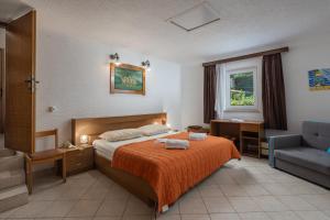 マリンスカにあるBeach House Astrid - Happy Rentalsのベッドと椅子と窓のある寝室