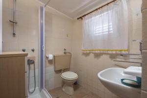 マリンスカにあるBeach House Astrid - Happy Rentalsのトイレ、洗面台、シャワー付きのバスルーム