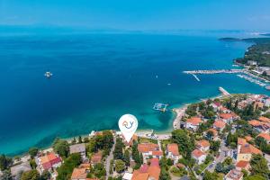 マリンスカにあるBeach House Astrid - Happy Rentalsの水辺の町上空を飛ぶ熱気球