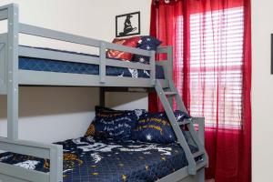 a bunk bed room with a bunk bed gmaxwell gmaxwell gmaxwell gmaxwell gmaxwell gmaxwell at Luxury 5 Bed Townhome with Private Pool - Solterra - 7598 OS in Davenport +60 photos