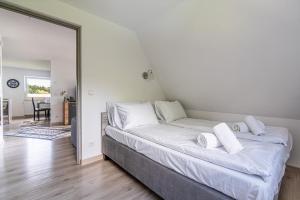 Posteľ alebo postele v izbe v ubytovaní Apartamenty z widokiem & Basen - Willa KRÓLE 25A by RentiloPL
