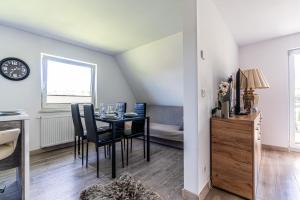 Posedenie v ubytovaní Apartamenty z widokiem & Basen - Willa KRÓLE 25A by RentiloPL