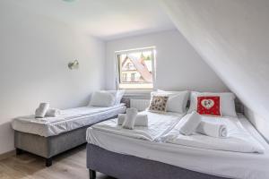 Posteľ alebo postele v izbe v ubytovaní Apartamenty z widokiem & Basen - Willa KRÓLE 25A by RentiloPL
