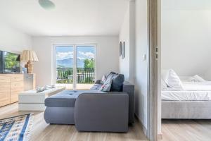 Posteľ alebo postele v izbe v ubytovaní Apartamenty z widokiem & Basen - Willa KRÓLE 25A by RentiloPL