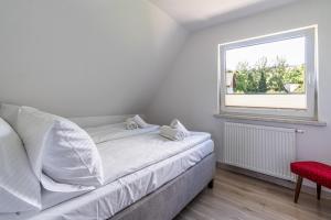 Posteľ alebo postele v izbe v ubytovaní Apartamenty z widokiem & Basen - Willa KRÓLE 25A by RentiloPL
