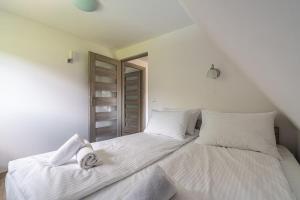 Posteľ alebo postele v izbe v ubytovaní Apartamenty z widokiem & Basen - Willa KRÓLE 25A by RentiloPL
