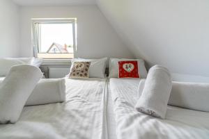 Posteľ alebo postele v izbe v ubytovaní Apartamenty z widokiem & Basen - Willa KRÓLE 25A by RentiloPL
