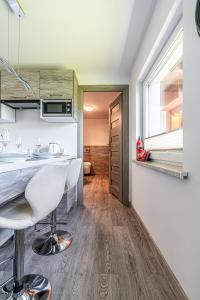 Kuchyňa alebo kuchynka v ubytovaní Apartamenty z widokiem & Basen - Willa KRÓLE 25A by RentiloPL