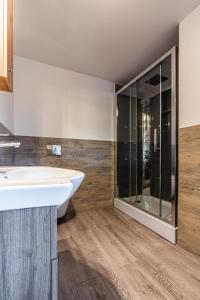 Kúpeľňa v ubytovaní Apartamenty z widokiem & Basen - Willa KRÓLE 25A by RentiloPL