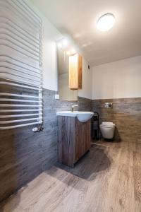 Kúpeľňa v ubytovaní Apartamenty z widokiem & Basen - Willa KRÓLE 25A by RentiloPL