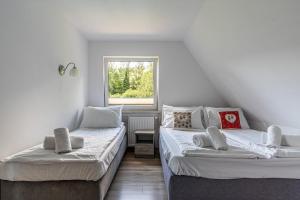Posteľ alebo postele v izbe v ubytovaní Apartamenty z widokiem & Basen - Willa KRÓLE 25A by RentiloPL