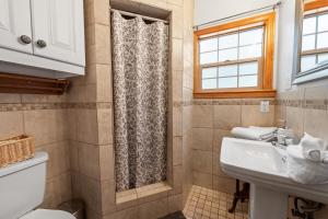 ein Badezimmer mit Toilette und Waschbecken in der Unterkunft Bear Cub Cabin with Hot Tub, Outdoor Patio w BBQ! in Big Bear City Airport + 20 Fotos