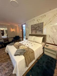 een slaapkamer met een groot bed in een kamer bij Pousada Beira Rio in Santo Antônio do Pinhal