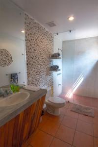 Bilik mandi di Casa Tres Pochotes - Esterillos Oeste Beach Front