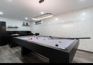 een biljarttafel in een kamer met bij Casa do Moinho Vedro in Quintiães