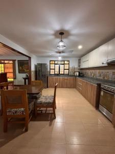 una cocina grande con mesa y sillas. en Finca Villa Monica- La Tebaida Quindío, en Estación El Salto