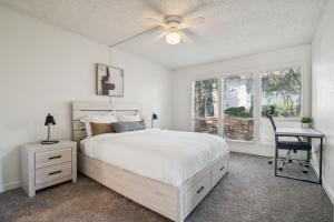 a bedroom with a bed and a ceiling fan at The Trails M163 I Comfy 2 Bed 2 Bath in Gainesville +15 photos