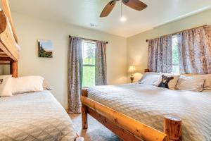 ein Schlafzimmer mit zwei Betten und einem Hund, der auf dem Bett sitzt in der Unterkunft Brian Head Cabin Less Than 1 Mi to Resort Ski and Mtn Bike in Brian Head