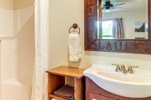 ein Badezimmer mit Waschbecken und Spiegel in der Unterkunft Brian Head Cabin Less Than 1 Mi to Resort Ski and Mtn Bike in Brian Head + 34 Fotos