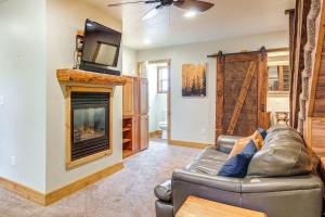 ein Wohnzimmer mit einem Ledersofa und einem Kamin in der Unterkunft Brian Head Cabin Less Than 1 Mi to Resort Ski and Mtn Bike in Brian Head