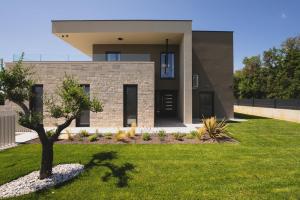 O grădină în afara Luxury Villa Limes