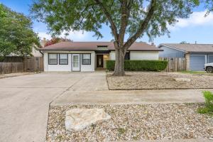 una casa con un albero nel vialetto di Pool House - Hot tub - Close to DT- Airport -Lounge ad Austin
