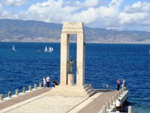 un monument sur une jetée à côté de l'eau dans l'établissement La Casa Di Ermelinda, à Reggio de Calabre
