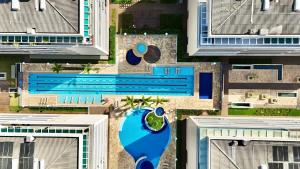 een uitzicht op een gebouw met een zwembad bij Condôminio Latitude 23 - Ubatuba in Ubatuba