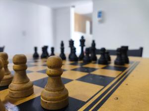 um tabuleiro de xadrez com peças de xadrez. em Aptos super confortáveis no Gold Flat by Apartamentos Jampa em João Pessoa mais 8 fotografias