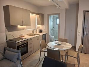 Una cocina y un comedor con mesa y sillas. en Theasis Deluxe, en Lefkada 10 fotos más