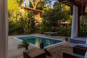 una piscina nel mezzo di un patio di Casa Serendipity Trancoso a Porto Seguro