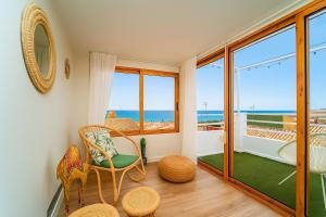 a room with a balcony with a view of the ocean at Modern loft with ocean views in Villajoyosa