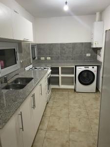 una cucina con lavatrice e lavatrice di Cielo Apart- Departamento Céntrico a San Luis