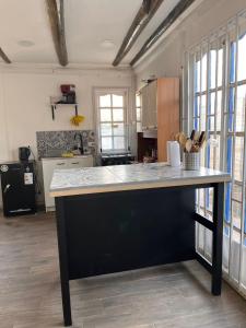 a kitchen with a large island in the middle of a room at Casa en Pichilemu acogedora y amplia Casa Lile in Pichilemu