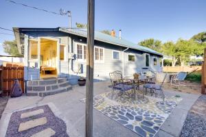 蒙特罗斯1 Block to Main St Charming Montrose Home with Yard的庭院内的房子,配有桌椅